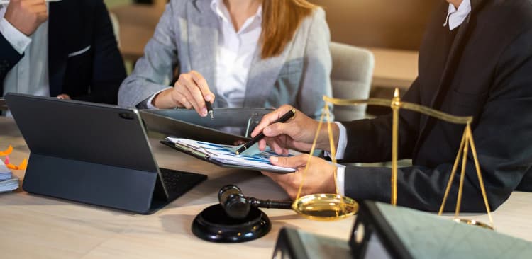 Concepto de marketing legal ilustrado, destacando la innovación y estrategia digital en el sector legal